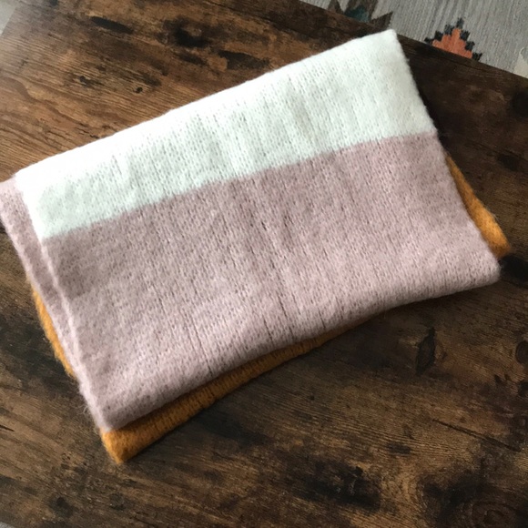 Fat face Scarf - Picture 8 of 8